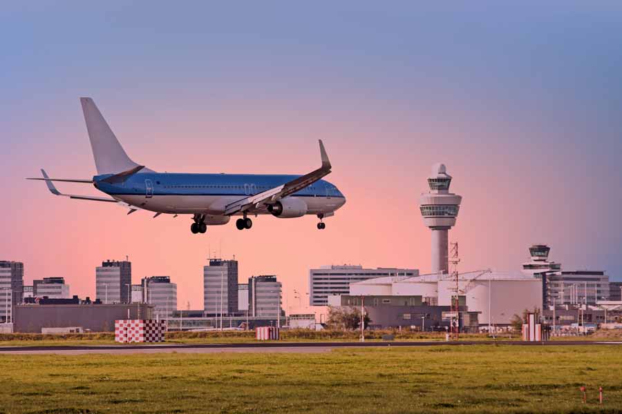 Přistání letadla na letišti v Amsterdamu