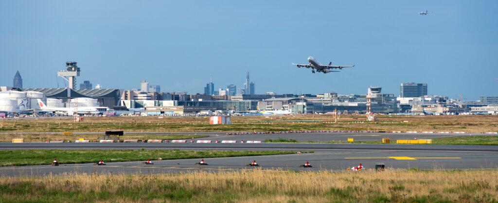 Letiště Frankfurt nad Mohanem - panoramatický pohled na letadla