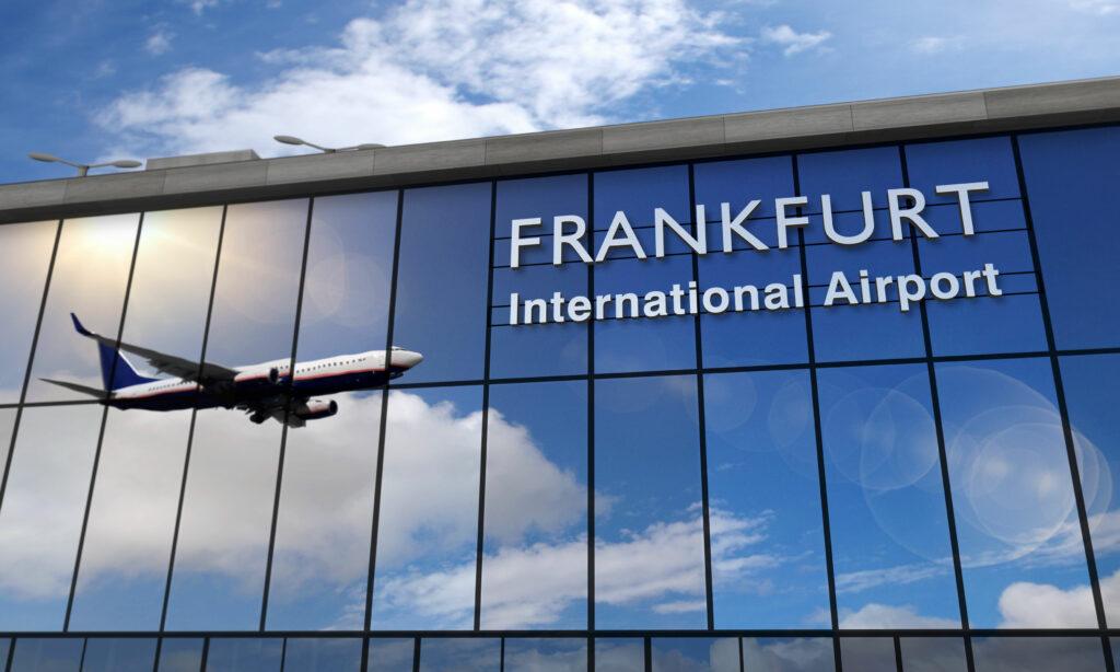 Szklana fasada terminalu - lotnisko we Frankfurcie nad Menem
