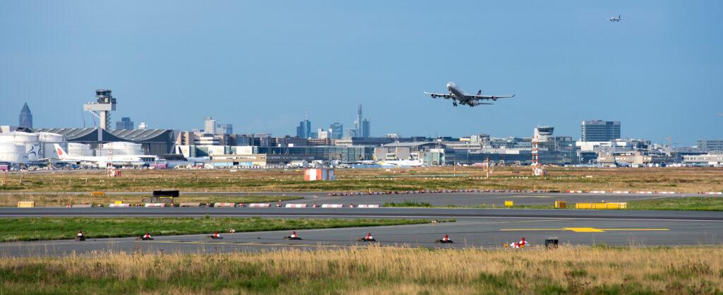 Lotnisko we Frankfurcie nad Menem - panoramiczne ujęcie z samolotami