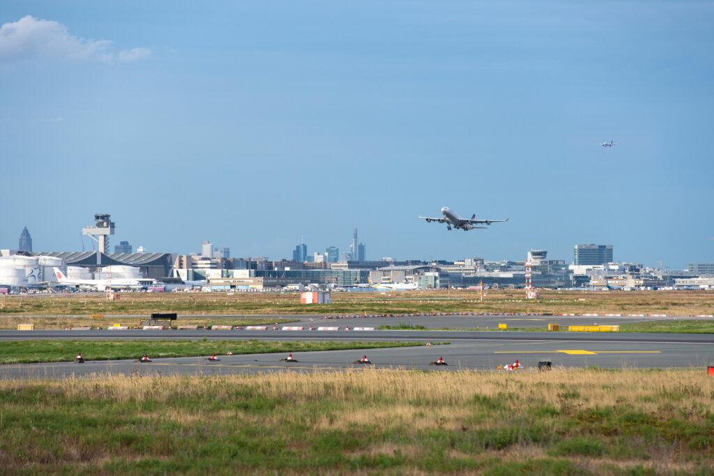 Flugzeuge landen und starten auf dem Flughafen Frankfurt am Main