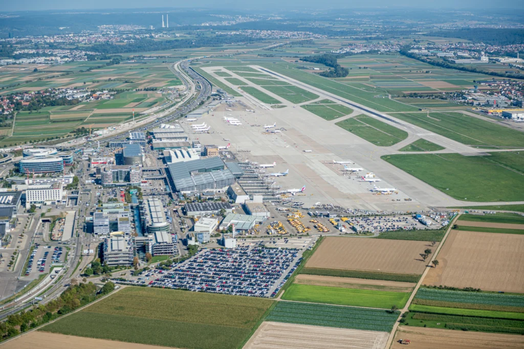 Flughafen Stuttgart - Luftaufnahme mit parkenden Autos auf dem Parkplatz