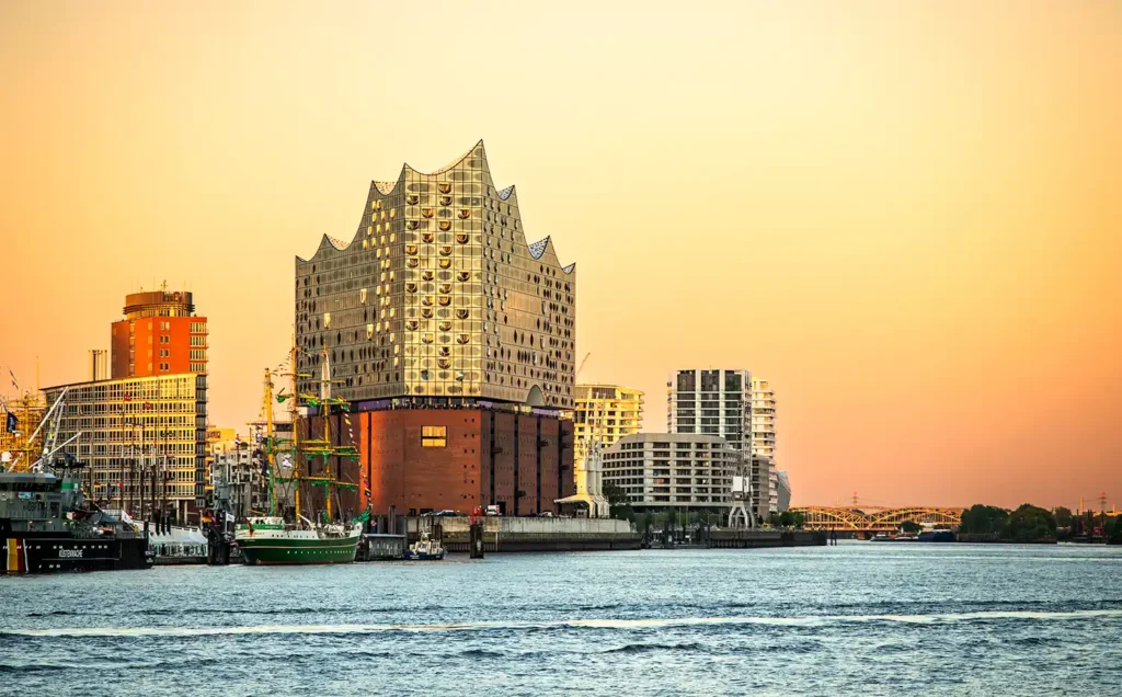 Hamburg HafenCity mit dem neuen Cruise Center für Kreuzfahrtschiffe