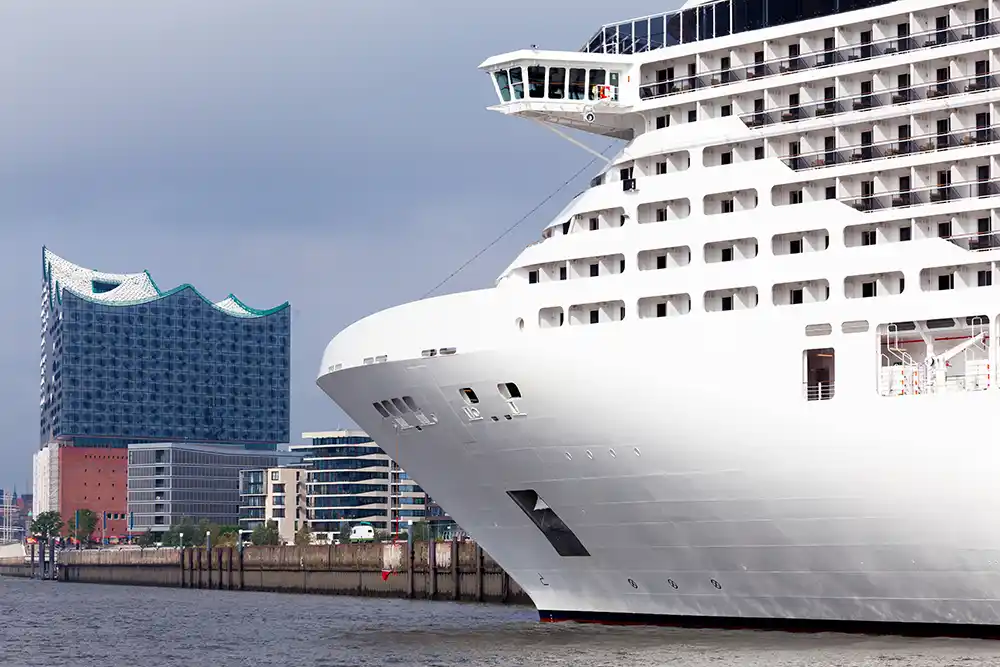 Kreuzfahrtschiff liegt am Cuise Center HafenCity - hier sind Parkplätze begehrt.