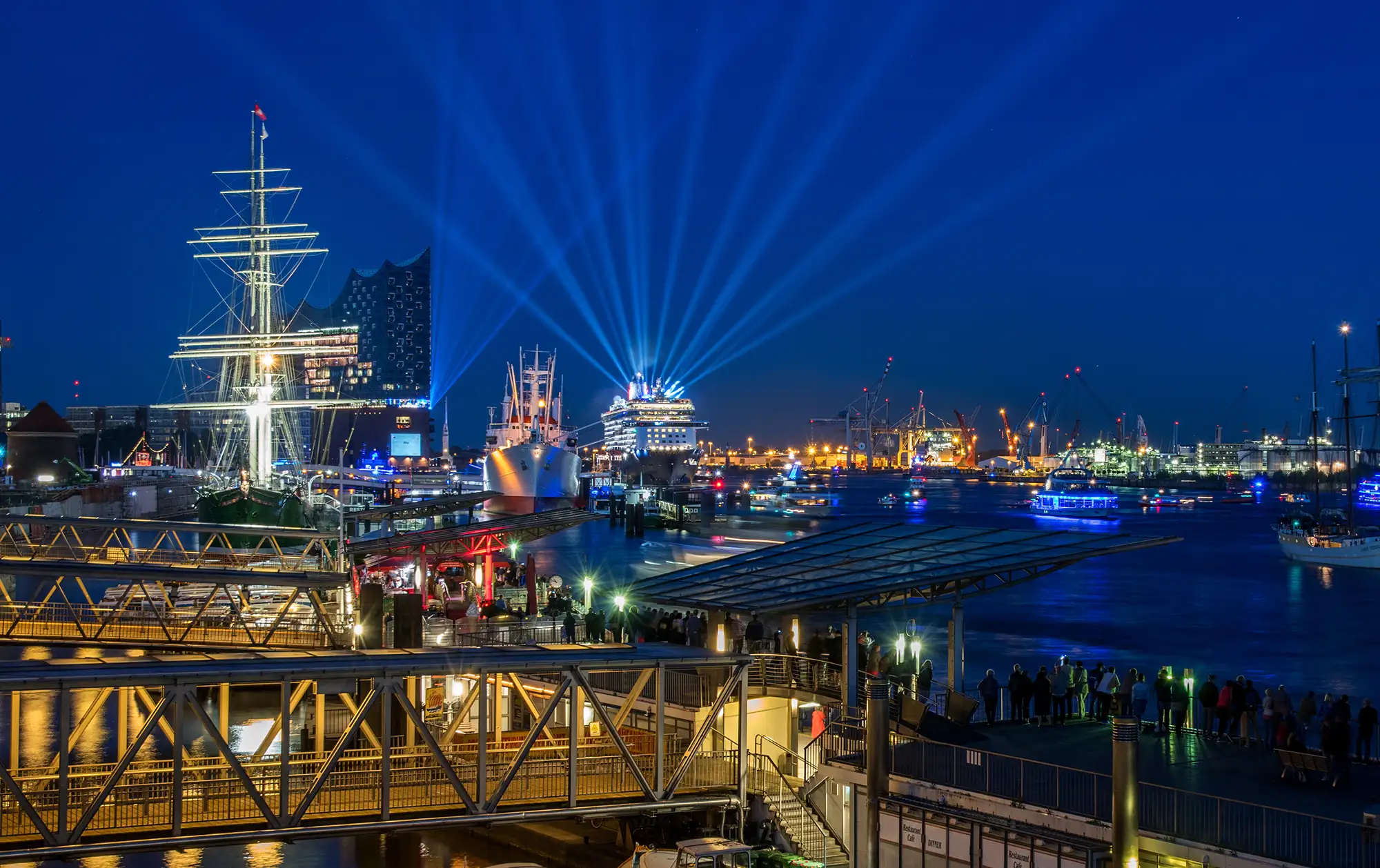 Ab sofort legen Kreuzfahrtschiffe direkt in Hamburg an der HafenCity an und ab