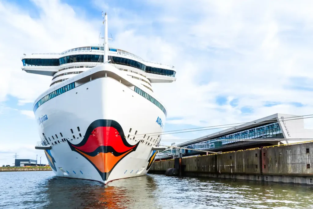 Duży statek wycieczkowy AIDA cumuje przy nabrzeżu nowoczesnego Cruise Center Steinwerder w Hamburgu.