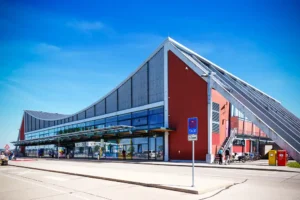 Flughafen Gebäude Memmingen - easy park and fly