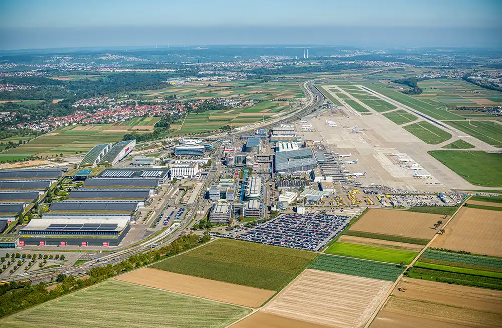 Luftbild im Anflug: Parken am Flughafen Stuttgart - easy park and fly