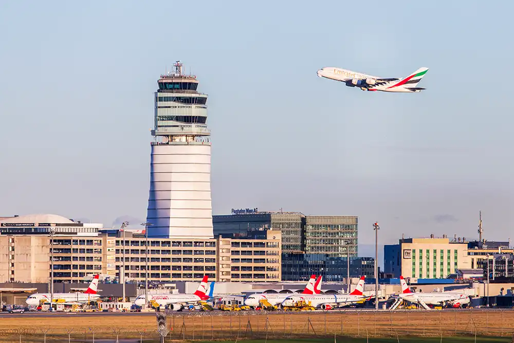 Flughafen Wien: Tower, Terminals, Flugzeuge und Flugzeug in der Luft - easy park and fly