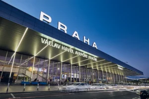 Terminal im Abendlicht - Parken Flughafen Prag - der Parkplatzvergleich von easy park and fly