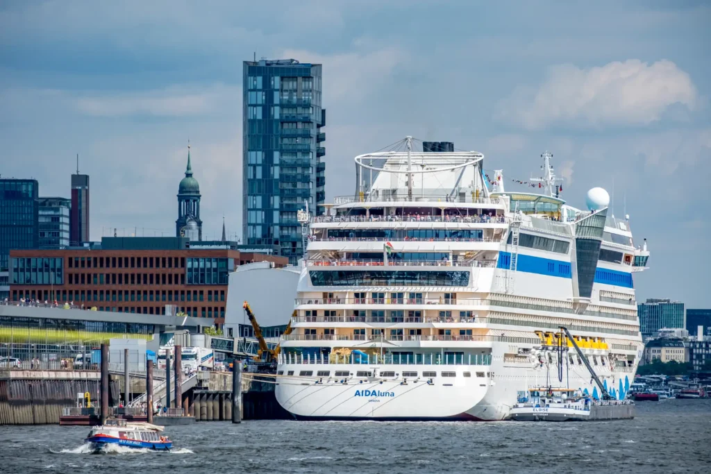 Aida Kreuzfahrtschiff am Cruise Center Altona im Hafen Hamburg - hier sind Parkplätze echte Mangelware