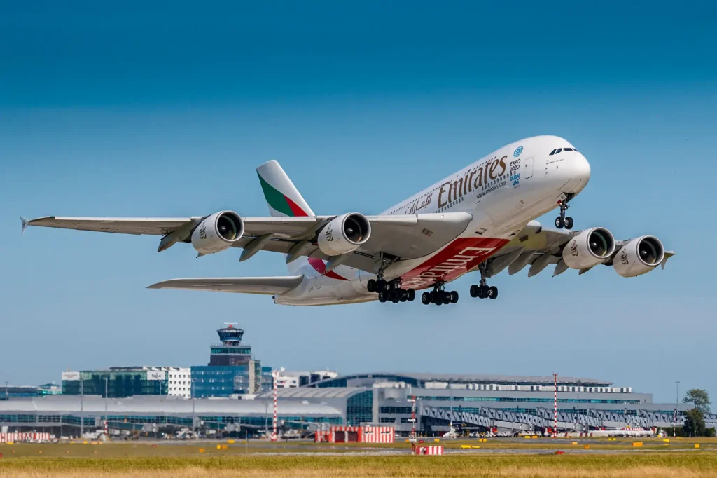 Reisende in einer Emirates-Maschine heben ab - mit easy park and fly wird das Parken am Flughafen Prag ganz einfach