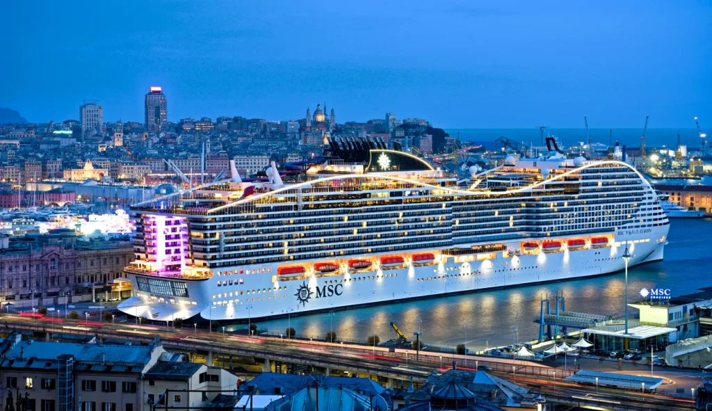 MSC Kreuzfahrtschiff im romatischen Hafen Genua in der blauen Stunde - easy park and fly.