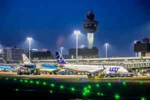 Der Flughafen Amsterdam bei Nacht mit Tower - einfacher Abflug mit unserem Parkplatzvergleich easy park and fly Amsterdam