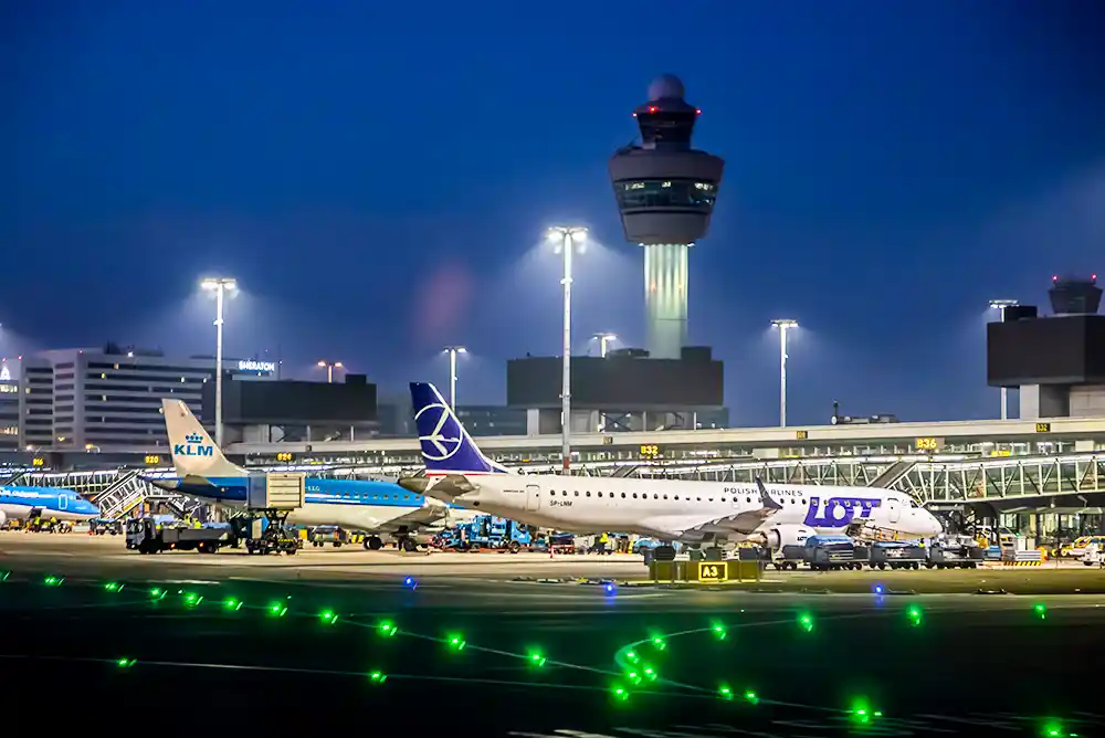 Der Flughafen Amsterdam bei Nacht mit Tower - einfacher Abflug mit unserem Parkplatzvergleich easy park and fly Amsterdam