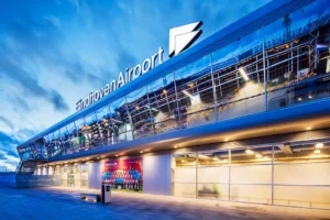 Terminal des Flughafen Eindhoven im Abendlicht - preiswerte Parkplätze finden Sie hier ganz in der Nähe mit easy park and fly