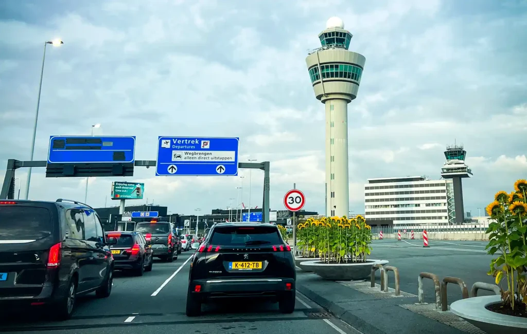 Die Anreise zum Flughafen Amsterdam mit dem eigenen PKW kann bequem sein, wenn der Parkplatz bereits reserviert ist.