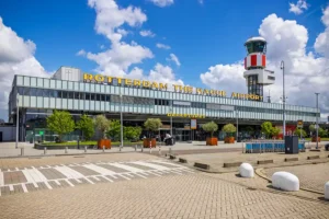 Flughafen-Terminal Rotterdam mit Tower - easy park and fly