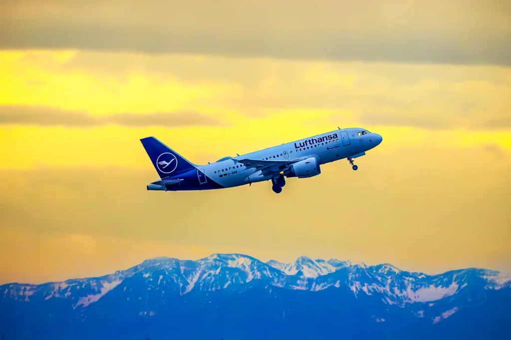 Flugzeug der Lufthansa startet vom Flughafen München MUC
