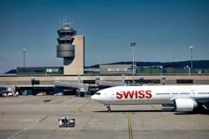 Tower des Flughafen Zürich (ZRH) mit Terminal und Flugzeug