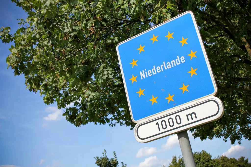Hier wird es bei der Anreise mit dem Auto deutlich: Hinweisschild auf die Grenze zur Niederlande.