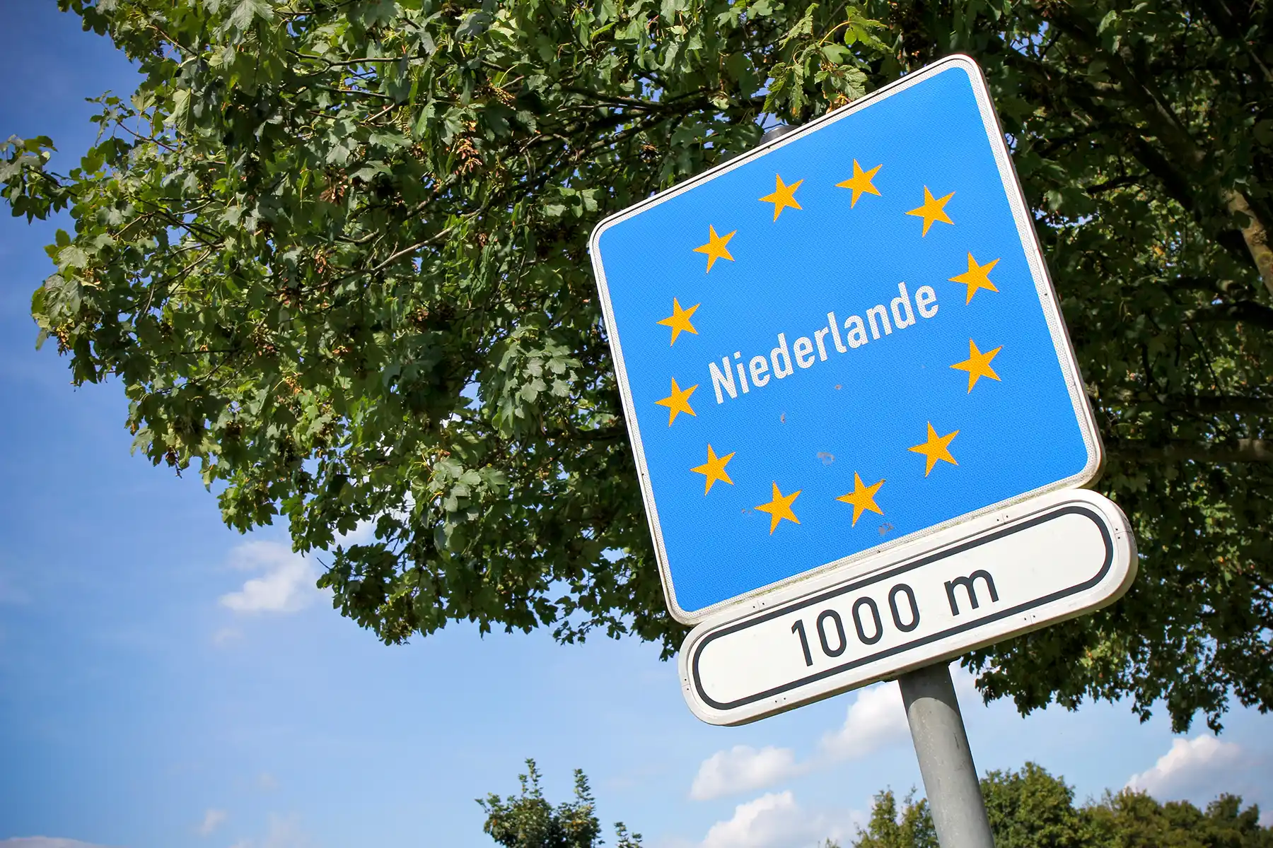 Hier wird es bei der Anreise mit dem Auto deutlich: Hinweisschild auf die Grenze zur Niederlande.