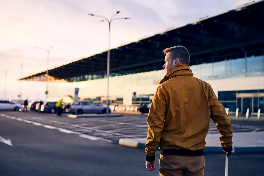Anreise auf dem Parkplatz mit Koffer am Flughafen Prag - easy park and fly