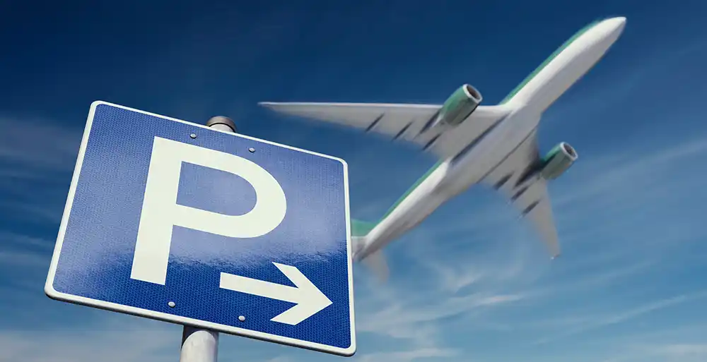 Startendes Flugzeug in München mit Parkplatz-Schild als Parkhilfe